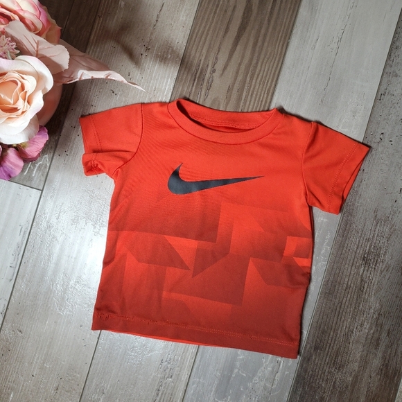 Nike Swoosh Baby Boy Athletic Performance T-Shirt Size 12m Red Black - Picture 2 of 6